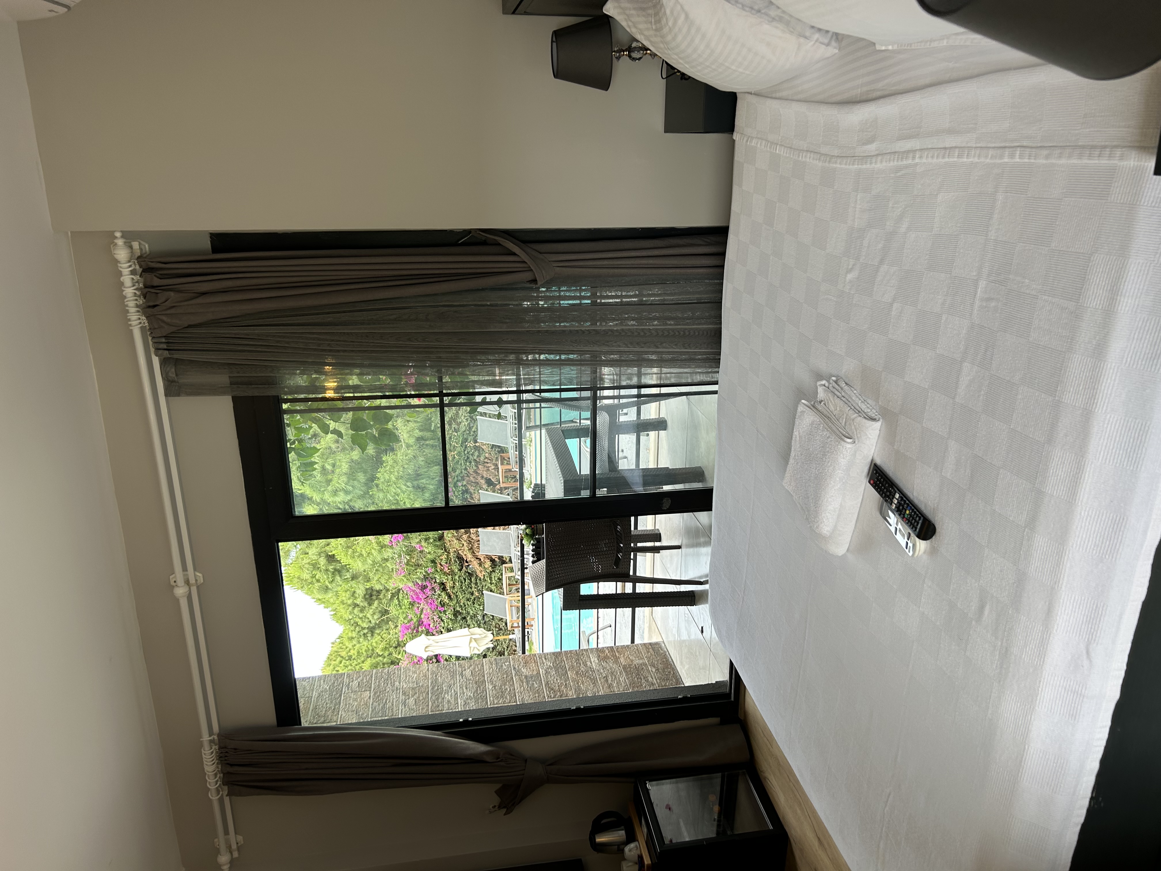 Balkonlu Standart Oda (Havuz Manzaralı)